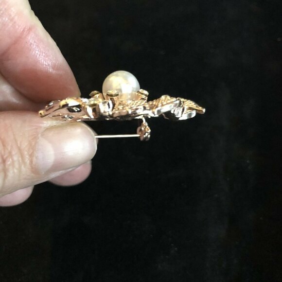 Vintage Style Brooch Antiqued Gold Tone Round Center Pearl Crystals - Picture 3 of 7